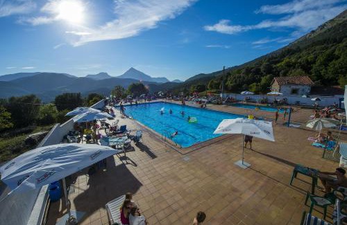Mondragon House | Uxarte -Alojamiento, restaurante y piscinas
