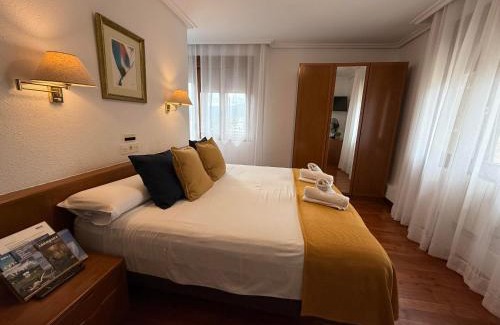 Mondragon House | Uxarte -Alojamiento, restaurante y piscinas