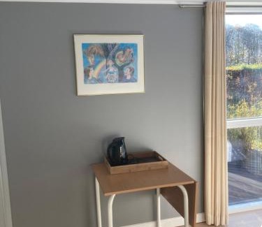 Naestved House | Værelse, bad og toilet i villa