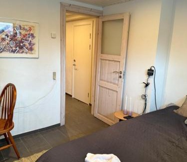 Herning House | Værelse med 2 senge og sovesofa