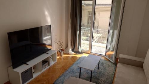 Omonia Apartment | V32 - Athens Central Fully Equipped Apartment