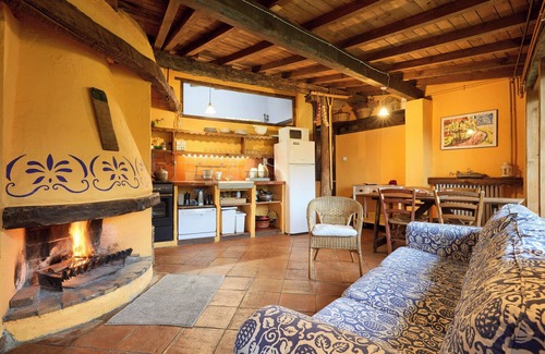 Sant Joan de Les Abadesses House | Vacation Home "La Cabana, El Reixac Casa Rural" with Mountain View, Shared Pool & Wi-Fi
