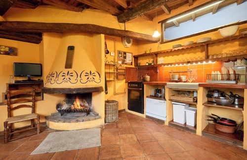 Sant Joan de Les Abadesses House | Vacation Home "La Cabana, El Reixac Casa Rural" with Mountain View, Shared Pool & Wi-Fi