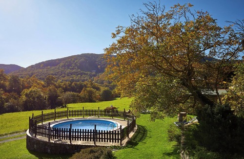 Sant Joan de Les Abadesses House | Vacation Home "La Cabana, El Reixac Casa Rural" with Mountain View, Shared Pool & Wi-Fi