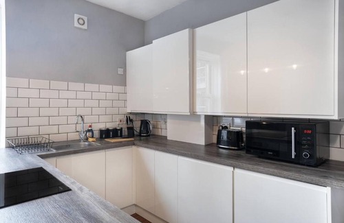 Dunfermline House | Vacant Nests The Queen Anne Central Location