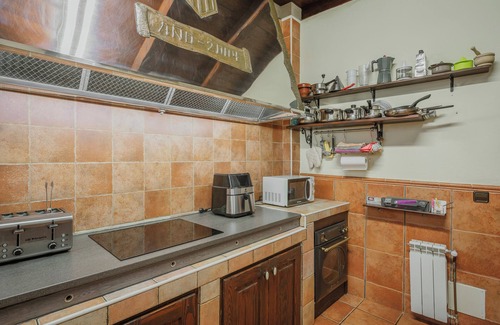Calabazas de Fuentiduena House | Vacation Home "La Morada Del Cura" with Private Garden, Balcony & Wi-Fi