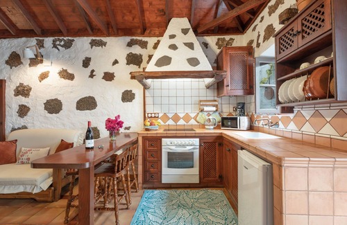 Los Silos Apartment | Vacation Apartment 'Casa Aregume' with Private Terrace and Wi-Fi