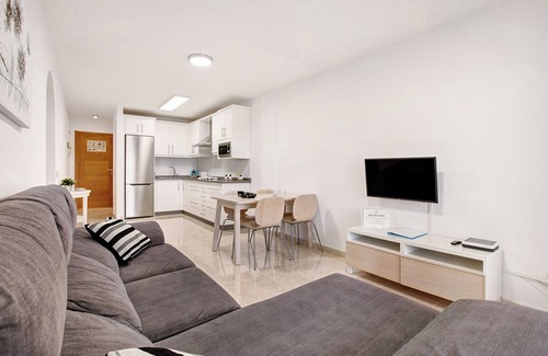 El Medano Apartment | Vacation Apartment 'La Perla D22 En El Médano' with Shared Pool, Balcony and Wi-Fi