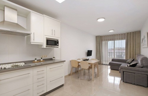El Medano Apartment | Vacation Apartment 'La Perla D22 En El Médano' with Shared Pool, Balcony and Wi-Fi