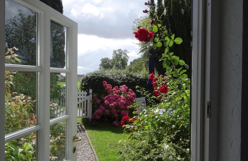 Pommerby Apartment | Vacation by the sea in a thatched house: WLAN free, garden, sauna from 2022, fireplace