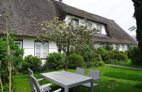 Pommerby Apartment | Vacation by the sea in a thatched house: WLAN free, garden, sauna from 2022, fireplace