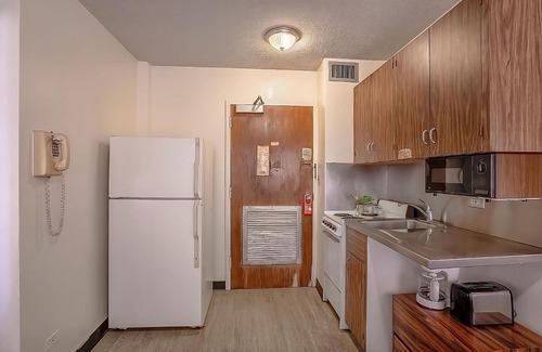 Waikiki Hotel | Vacation Day Is Always A Great Idea! 2 Sleek Units, Pool, Near Waikiki Beach