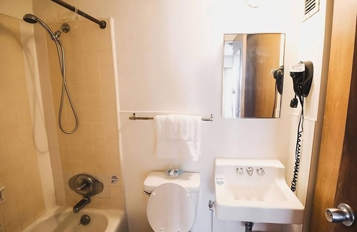 Waikiki Hotel | Vacation Day Is Always A Great Idea! 2 Sleek Units, Pool, Near Waikiki Beach