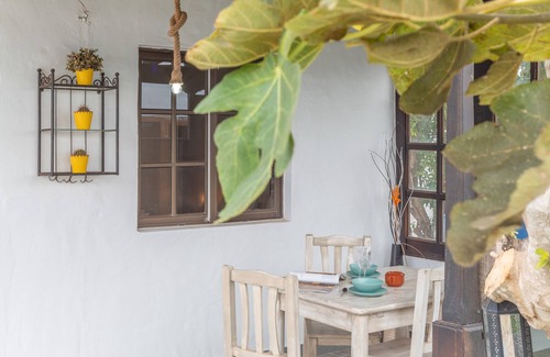 Tinajo Apartment | Vacation 'El Cuarto De Moza' with Private Terrace, Shared Garden and Wi-Fi