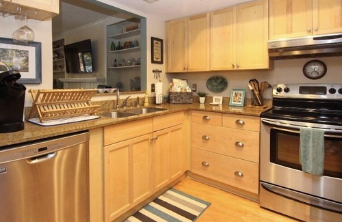 Saint Simons Heights House | Vacation Getaway - Spacious Bi-Level - 2 Trek Bikes