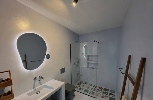 Apollonia House | Vacation Home "Black Tower Villa" with Sea View, 2 Private Terraces & Wi-Fi