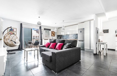 Agaete House | Vacation Home 'Bright' with Mountain View, Balcony and Wi-Fi