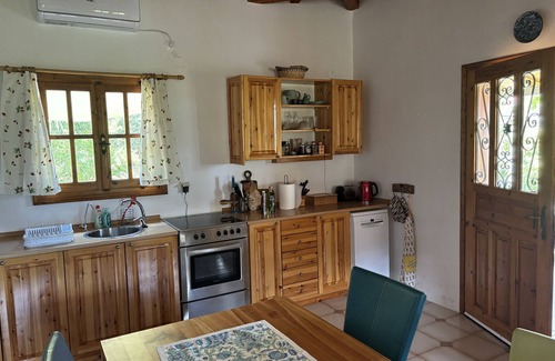 Vasilitsion House | Vacation Home "Divas Gartenhaus" with Sea, Mountain and Village View