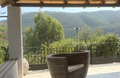 Vasilitsion House | Vacation Home "Divas Gartenhaus" with Sea, Mountain and Village View
