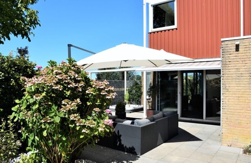 Dronten House | Vacation home Flevoland - with terrace, garden and jacuzzi