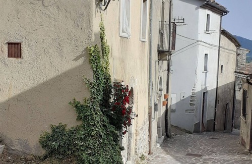 Rocca di Mezzo House | Vacation Home LA BAITA NEL BORGO in Oak in the Velino/Sirente Regional Park