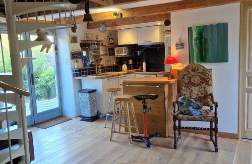 Auzon House | Vacation Home 'La Maison du Vigneron' with Mountain View, Tennis Court & Wi-Fi