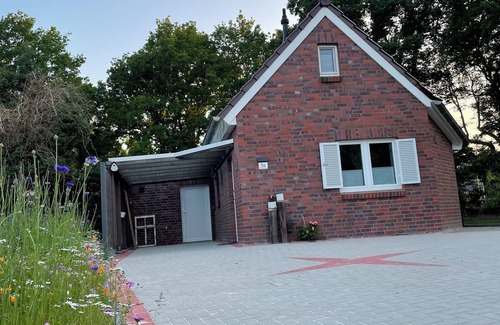 Extum House | Vacation home Lichtblick in Aurich with terrace and garden