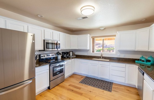 Greenehaven House | Vacation Home: Overlooks Lake Powell, Near Horseshoe Bend & Antelope Canyon
