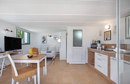 Arafo House | Vacation Home 'Piscina Climatizada' with Sea View, Private Pool and Wi-Fi