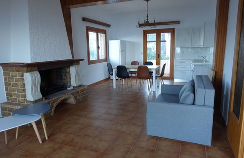 Troizinia Villa | Vacation home right by the sea, great view, large garden