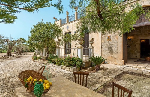 Vittoria House | Vacation Home "The Holiday and Art Seahorse House" with Mountain View, Private Pool & Wi-Fi