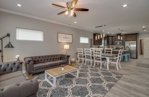 Hampton House | Vacation Homes at Buckroe Beach! Sleeps 10 3