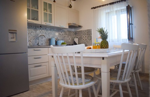 Ljubitovica Villa | Vacation house with hot tub, pool and privacy
