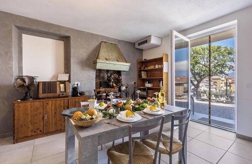 Castelnuovo del Garda House | Vacation Home 'Homely Feeling' with Wi-Fi, A/C, Balcony & Garden