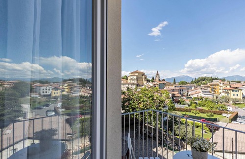 Castelnuovo del Garda House | Vacation Home 'Homely Feeling' with Wi-Fi, A/C, Balcony & Garden