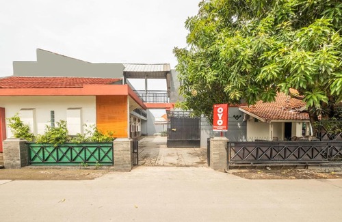 Karawang Hotel | Vaccinated Staff - OYO 2227 Raka Residence Syariah