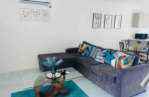 Discovery Bay Apartment | VaeTropicalParadise Free Beach & Pool Access