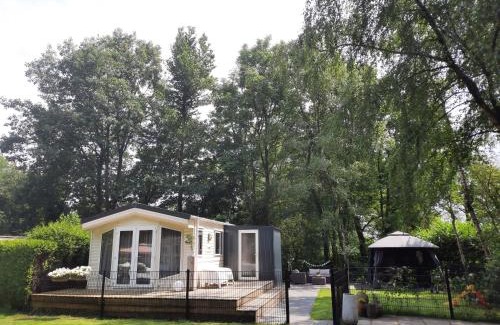 Sumar Ski Chalet | VakantieNoord, chalet 6p with veranda, located in Friesland, 5 stars camping on the lake