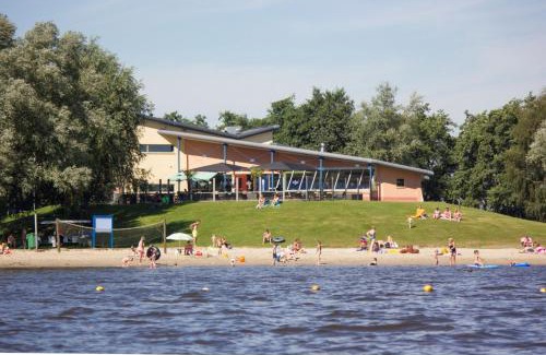 Sumar Ski Chalet | VakantieNoord, chalet 6p with veranda, located in Friesland, 5 stars camping on the lake