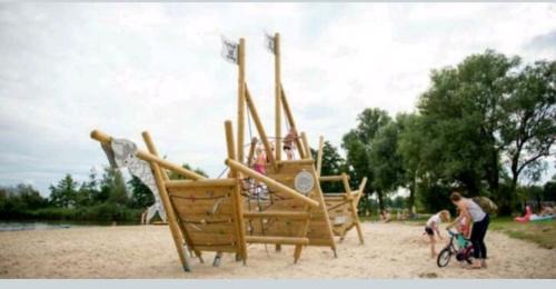 Sumar Ski Chalet | VakantieNoord, chalet 6p with veranda, located in Friesland, 5 stars camping on the lake