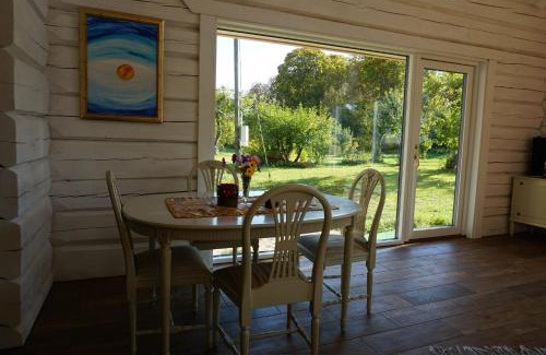 Suuresadama House | Valge villa