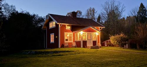 Lerdala Villa | Vallevägen Country Retreat - Private Pond, Fireplace & Nature