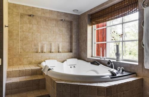 Lerdala Villa | Vallevägen Country Retreat - Private Pond, Fireplace & Nature