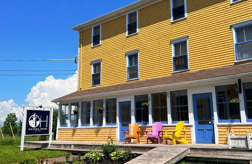 Victoria Villa | Valley Pearl Penthouse Suite | Full kitchen, bunk beds, kids' tub & living room