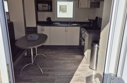 Dymchurch Apartment | Valley side - 3 bedrooms sleeps 8