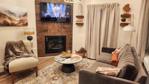 Timberline House | Valley View Resort Cabin 16, 1-Bed, Modern-Luxury with Hot Tub in Canaan Valley, WV