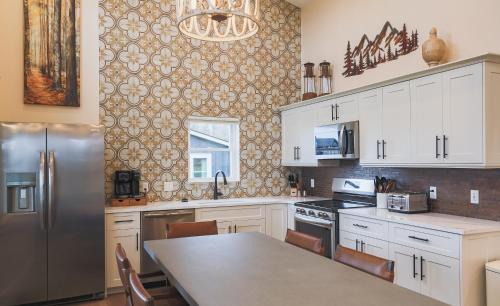 Timberline House | Valley View Resort Cabin #5, 2-Bed, Modern-Luxury with Hot Tub in Canaan Valley, WV