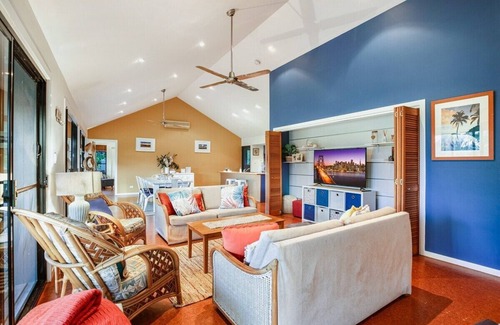 Mowbray House | Valley Views Lodge- Country home in Port Douglas