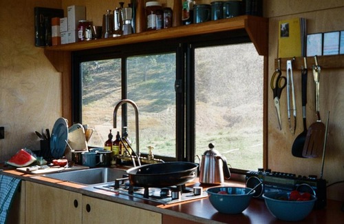 Bowman Farm House | Valley Views Off-Grid Cabin - Pet Friendly - Nicho