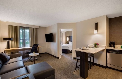 Mount Tabor Apartment | Value For Money! Convenient, Pet-Friendly 1BR Suite with Kitchen!